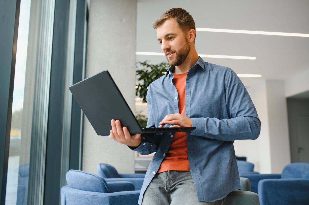 A Freelancer Man Works With A Laptop In A Work Coaching Office - Dok